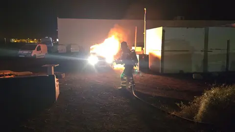 Incendio provocado en la calle Tenderete.