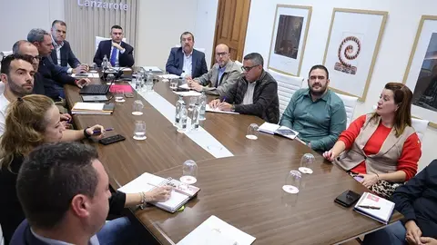 Reunión del Cabildo de Lanzarote con los diferentes ayuntamientos para tratar la situación del taxi.