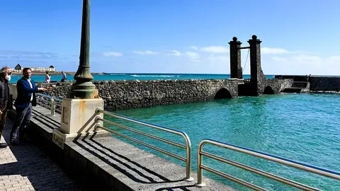 El alcalde de Arrecife Yonathan de León y el artista Ildefonso Aguilar en la zona donde existió una playa, y se desea abrir con una escalinata 