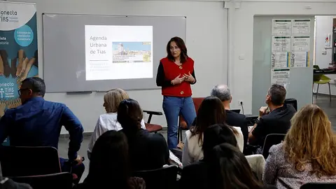 Carmen Gloria Rodríguez junto a los colectivos informando de la Agenda Urbana.