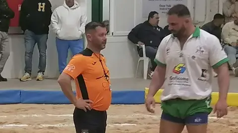 El puntal del San Bartolomé charlando con el árbitro en el anterior enfrentamiento.