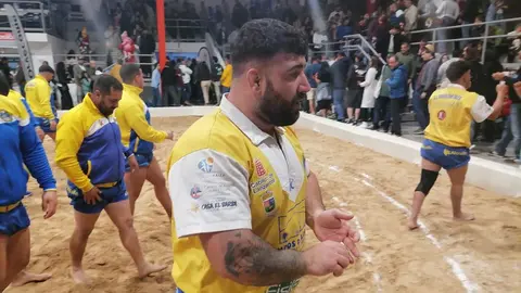 Imagen de los luchadores del Yaiza abandonando satisfechos el terrero de San Bartolomé tras su importante victoria