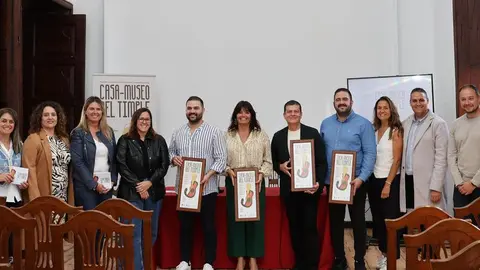 Imagen de los integrantes del Gobierno municipal con Benito Cabrera y Jesús Machín durante la presentación