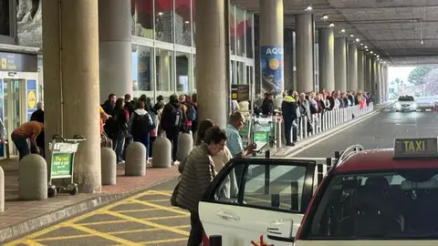 Imagen del aspecto que presentaba el aeropuerto este domingo por la tarde.