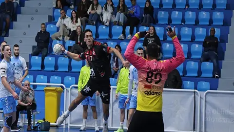 Joel Armas realizando un lanzamiento ante el portero del Sinfín Santander.