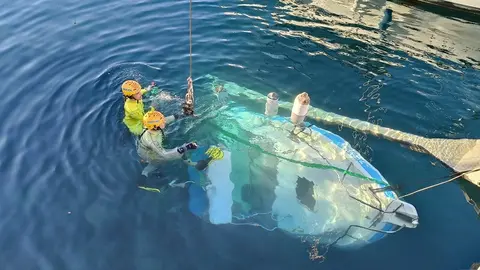 Operarios de EMERLAN durante la maniobra de recuperación del barco.