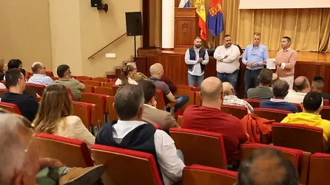 Reunión de Oswaldo Betancort y su equipo de gobierno con los vecinos del Golfo.