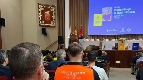 La periodista Laura San José presentando las jornadas de Riesgos de Desastres Naturales.