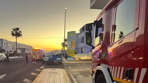 Bomberos y Policía Local en Puerto del Carmen durante la actuación.