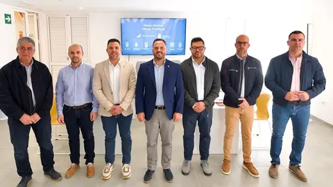 Imagen de los asistentes al encuentro, con el consejero de Obras Públicas y un solo alcalde, el de Arrecife. El resto, concejales del área.