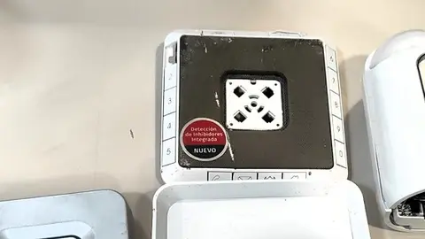 Sistema de alarmas en la vivienda okupada. Los agentes locales de Arrecife detectan la manipulación y daño en este sistema