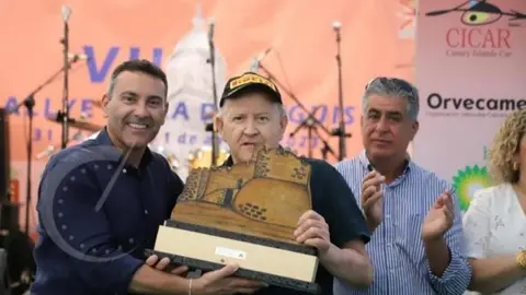 Francisco Lemes junto a Oswaldo Betancort y Eugenio Robayna.