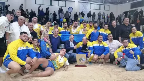 El equipo sureño celebrando su triunfo con distintas autoridades como el presidente del Cabildo o el alcalde de Yaiza