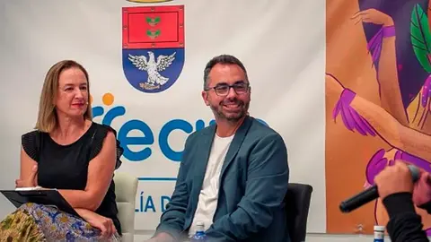 El concejal de Festejos, Echedey Eugenio, con la periodista Laura San José durante la reunión con los grupos del carnaval del año pasado