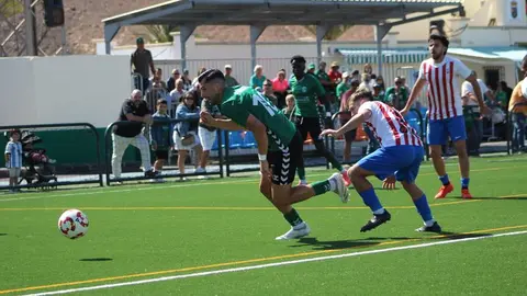 Imagen de uno de los lances del encuentro de este domingo