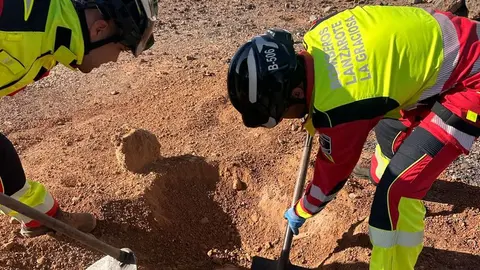 Momento en el que los bomberos desentierra al perro