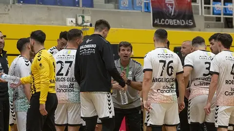 Jugadores del San José Obrero recibiendo instrucciones en su visita a Alcobendas.
