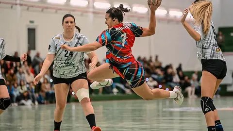 Brenda Roger penetrando la defensa rival.