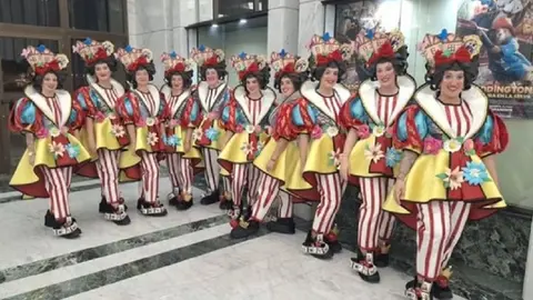Componentes de la murga las Vacilonas.