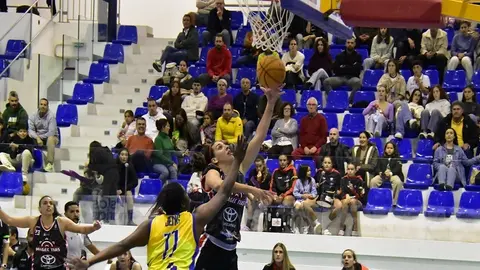 Imagen de archivo de una jugadora del Magec Tías realizando un lanzamiento.