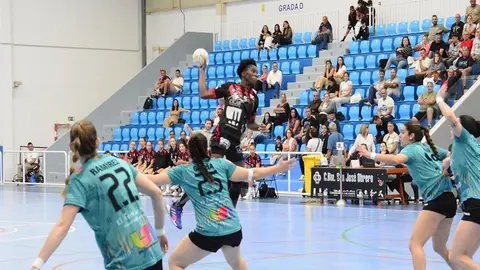 BALONMANO. SAN JOSÉ OBRERO - MISLATA (2). Jugadora del San José Obrero realizando un lanzamiento contra al defensa del Mislata.