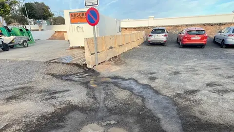 Vertido de líquidos al lado de la compactadora en Playa Blanca.