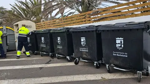 Foto detalle de la renovación de los contenedores en San Bartolomé