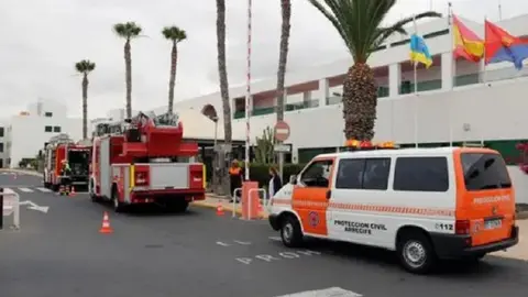 Imagen de un simulacro realizado en la entrada principal del hospital de Arrecife. 