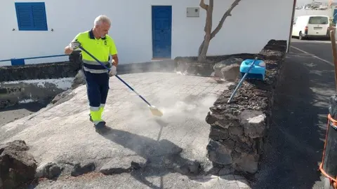 Imagen de uno de los trabajadores durante la labor de limpieza