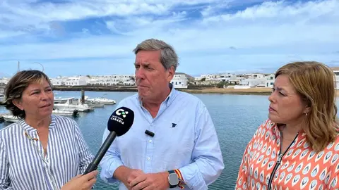 Gabriel Mato junto a sus compañeras Rita Hernández y Astrid Pérez en una visita a La Graciosa.