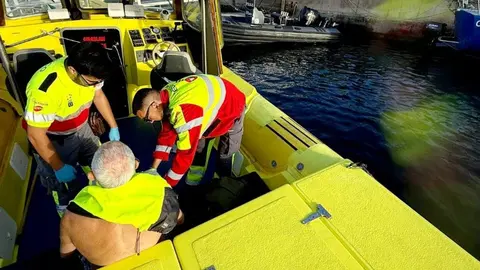Voluntarios de EMERLAN atienden al hombre rescatado.