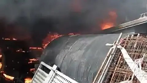 Llamas del incendio localizado en el muelle de Playa Blanca.