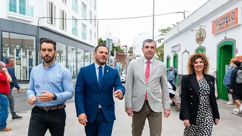 El vicepresidente del Gobierno de Canarias, Manuel Domínguez, y el alcalde de Arrecife, Yonathan de León, anuncian las nuevas obras en la zona Comercial Abierta de Arrecife