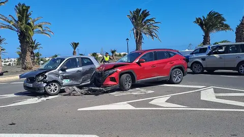Estado de los vehículos implicados tras el choque.