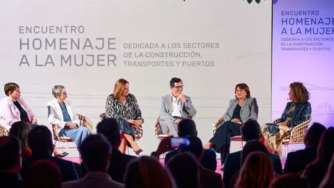 La lanzaroteña Esther Cabrera durante su intervención en el encuentro.