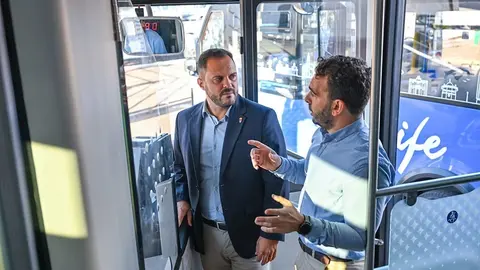 El alcalde de Arrecife, Yonathan de León, y el concejal de Movilidad y Transportes, Mario González, en una de las guaguas nuevas