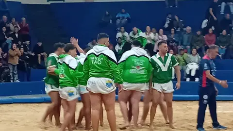 Los luchadores del Tao en el momento de proclamarse campeones