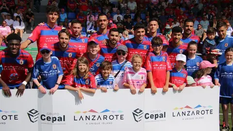 Los jugadores rojillos con parte de sus aficionados más jóvenes