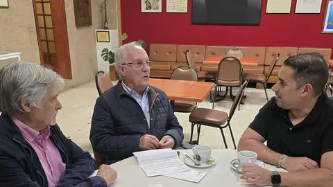 Domingo Delgado charla junto a Servando Pérez y Yoné Caraballo