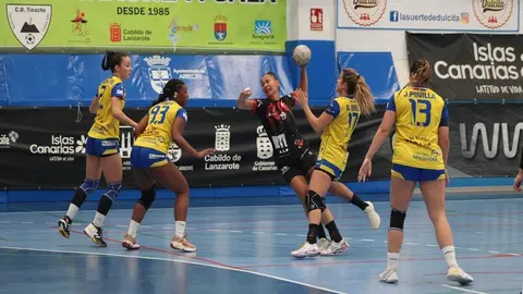 Jugadora del San José Obrero realizando un lanzamiento ante la defensa del Uneatlántico Pereda.