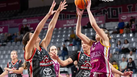 Jugadoras del Magec Tías intentando defender un lanzamiento de la jugadora del Robles Lleida.