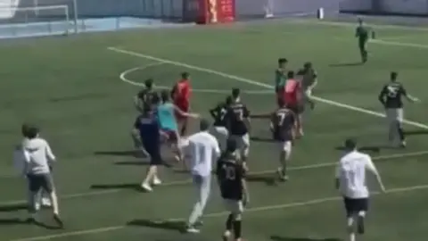 Imagen de la pelea vivida este fin de semana entre jugadores y aficionados.