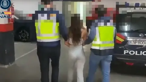 Imagen de la captura del video en el que se produce el traslado de la detenida. 
