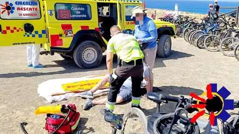 Los voluntarios de EMERLÁN atendiendo al ciclista accidentado.