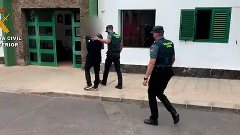 Detención de la Guardia Civil de uno de los investigados.