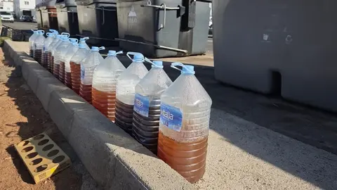 Garrafas llenas de aceite usado.