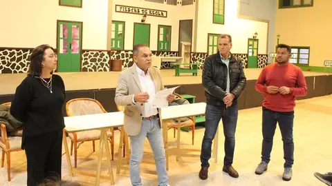 Jesús Machín con Domingo Cejas explicando a los vecinos la iniciativa