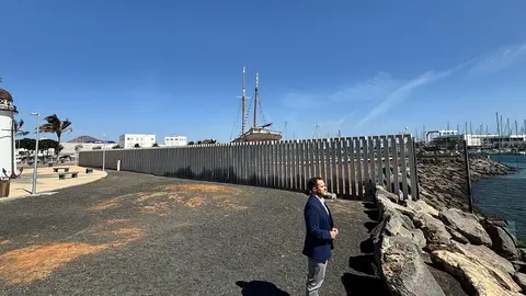 En la imagen el muro de hormigón que será retirado, y el vallado de seguridad nuevo, al fondo