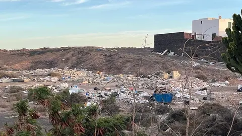 Zona con vertidos de escombros y otros materiales.