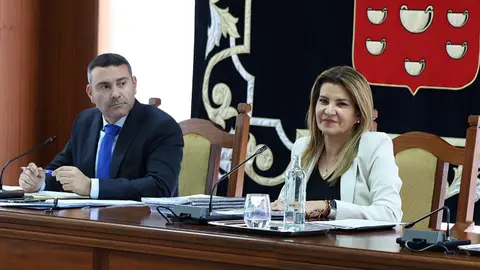 Oswaldo Betancort con María Jesús Tovar este jueves durante el pleno que se ha celebrado en el Cabildo de Lanzarote.